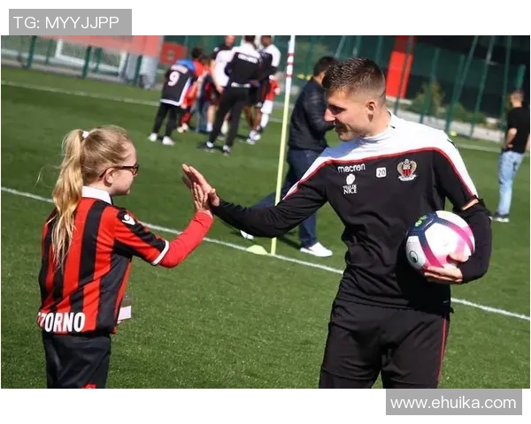 重庆足球队在联赛中的团队协作表现分析与点评