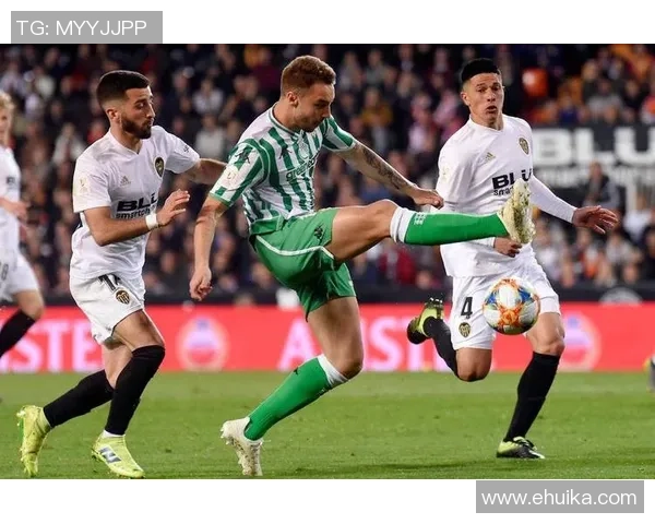 足球明星在野球场的精彩对决展现非凡技艺与激情碰撞的完美瞬间 足球明星在野球场的精彩对决展现非凡技艺与激情碰撞的完美瞬间